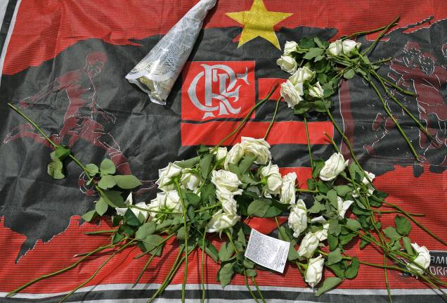 Homenagens com flores e faixas são deixadas em frente ao CT Ninho do Urubu, do Flamengo, em solidariedade às vítimas - 09/02/2019