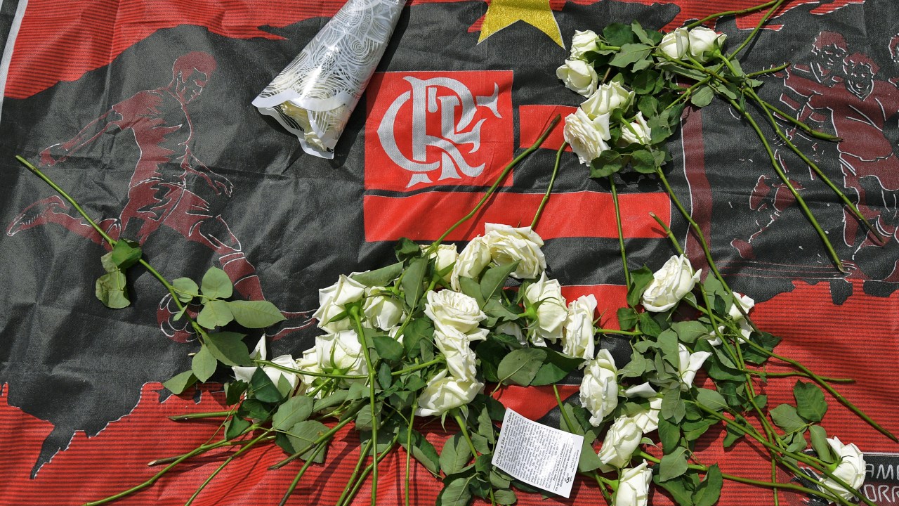 Flores e faixas foram deixadas em frente ao Ninho do Urubu, do Flamengo, em fevereiro de 2019