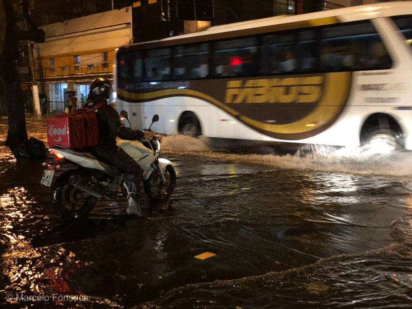 Praça Afonso Pena, na Tijuca, zona norte do Rio de Janeiro, fica alagada após chuva forte no Rio