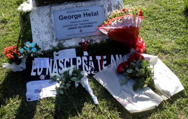 Homenagens com flores e faixas são deixadas em frente ao CT Ninho do Urubu, do Flamengo, em solidariedade às vítimas - 09/02/2019