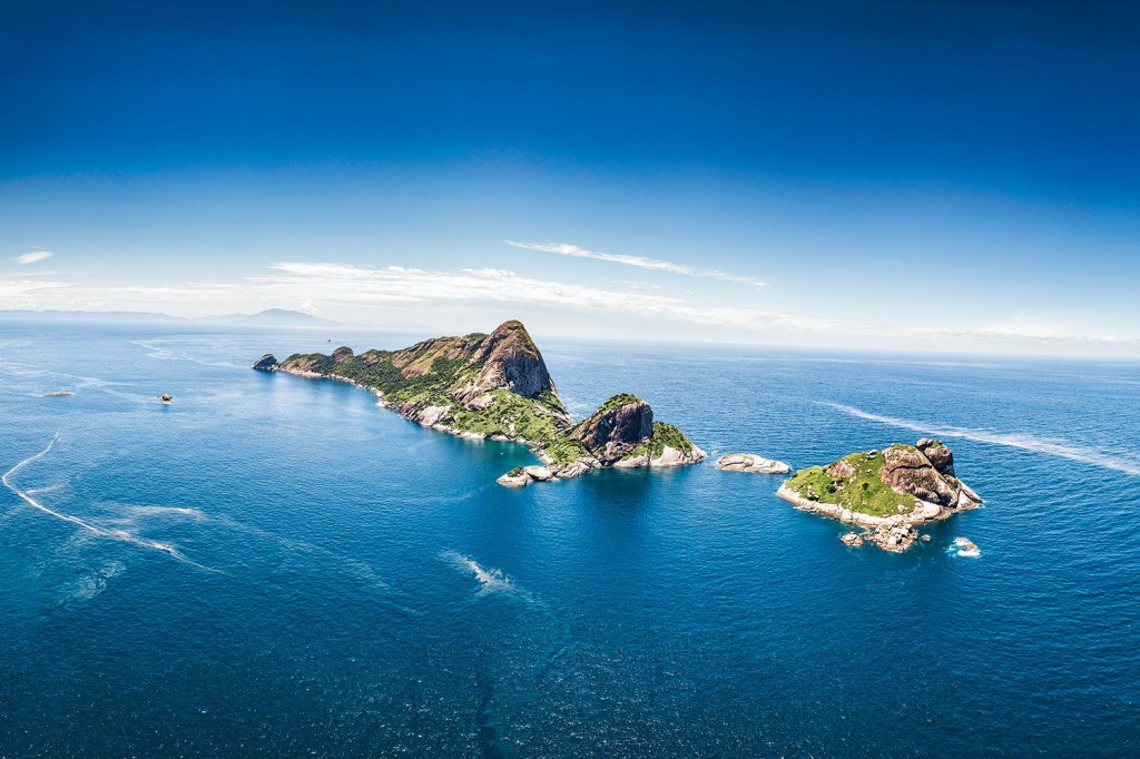 PÃO DE AÇÚCAR - O ponto mais alto das ilhas lembra o cartão-postal do Rio