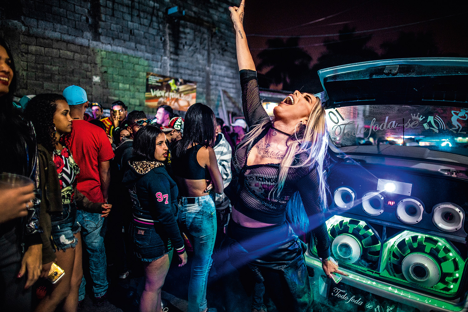 TOLERÂNCIA - Vitória Monforte, no Baile da DZ7, em Paraisópolis: “Ninguém me olha torto por eu ser transexual”