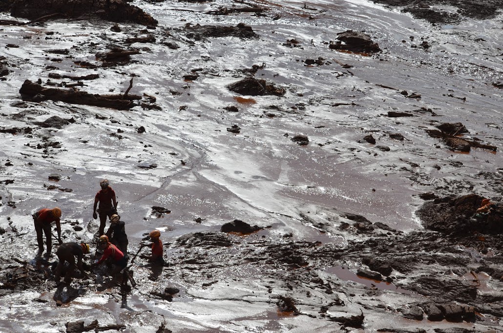 Oficiais do Corpo de Bombeiros Militar de Minas Gerais (CBMMG) realizam buscas na área atingida por lama em Brumadinho (MG)