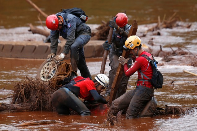 Equipe de resgate buscam vítimas em carro submerso no rio Paraopeba em Brumadinho, Minas Gerais - 05/02/2019
