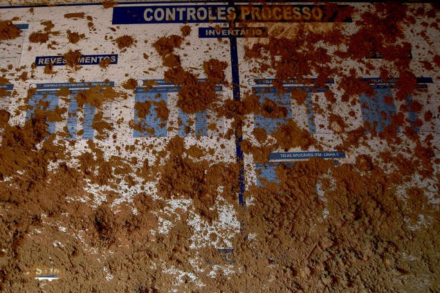 Parede de um escritório coberta de lama proveniente de um rompimento de uma barragem de rejeitos pertencente à mineradora brasileira Vale SA em Brumadinho, Minas Gerais - 13/02/2019