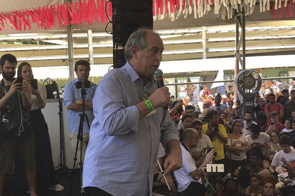 Ciro hostilizado por apoiadores de Lula na BA e rebate Estou