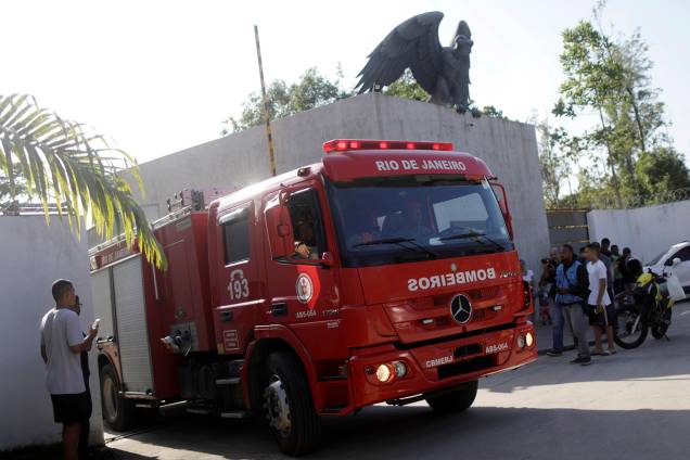 Caminhão do Corpo de Bombeiros do Rio de Janeiro é visto do lado de fora do CT Ninho do Urubu, do Flamengo, após um incêndio nesta madrugada - 08/02/2019