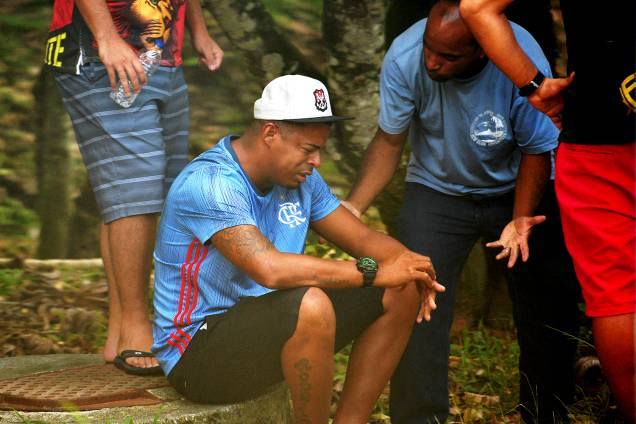 Um homem tenta consolar o outro que chora em virtude do incêndio com mortos no CT Ninho do Urubu, do Flamengo - 08/02/2019