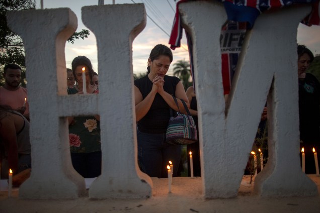Familiares das vítimas e desaparecidos oram durante vigília na entrada da cidade de Brumadinho em Minas Gerais - 29/01/2019