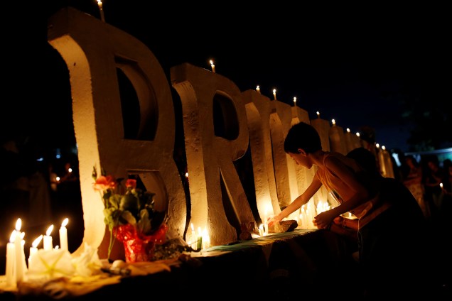 Pessoas acendem velas para vítimas e desaparecidos durante vigília na cidade de Brumadinho em Minas Gerais - 29/01/2019