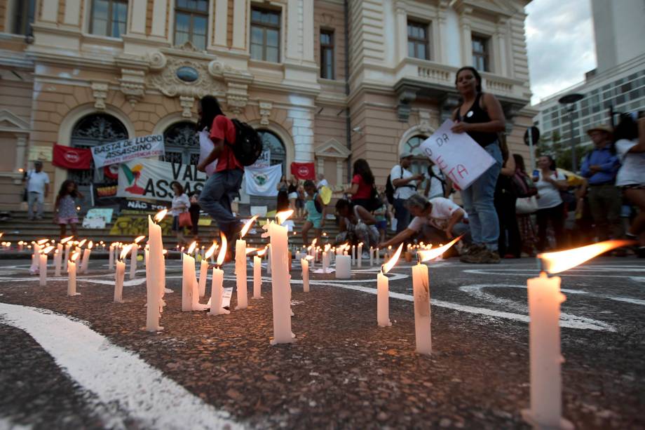 Pessoas acendem velas durante protesto em Belo Horizonte contra a empresa responsável por barragem que rompeu na cidade de Brumadinho em Minas Gerais - 29/01/2019