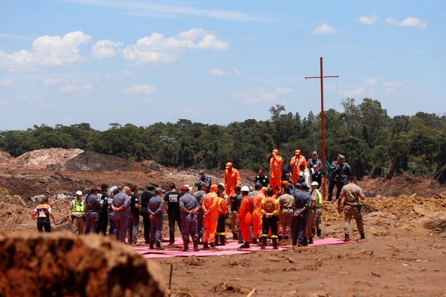 Equipes de resgate oram em homenagem as vítimas de rompimento de barragem em Brumadinho, Minas Gerais - 01/02/2019