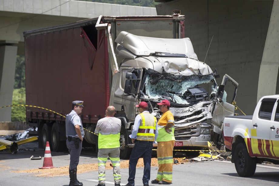 Duas pessoas morrem após um helicóptero cair em trecho do Rodoanel que dá acesso à rodovia Anhanguera, na zona oeste de São Paulo, e atingir um caminhão que estava na via. Entre as vítimas, está o jornalista da Bandeirantes, Ricardo Boechat - 11/02/2019