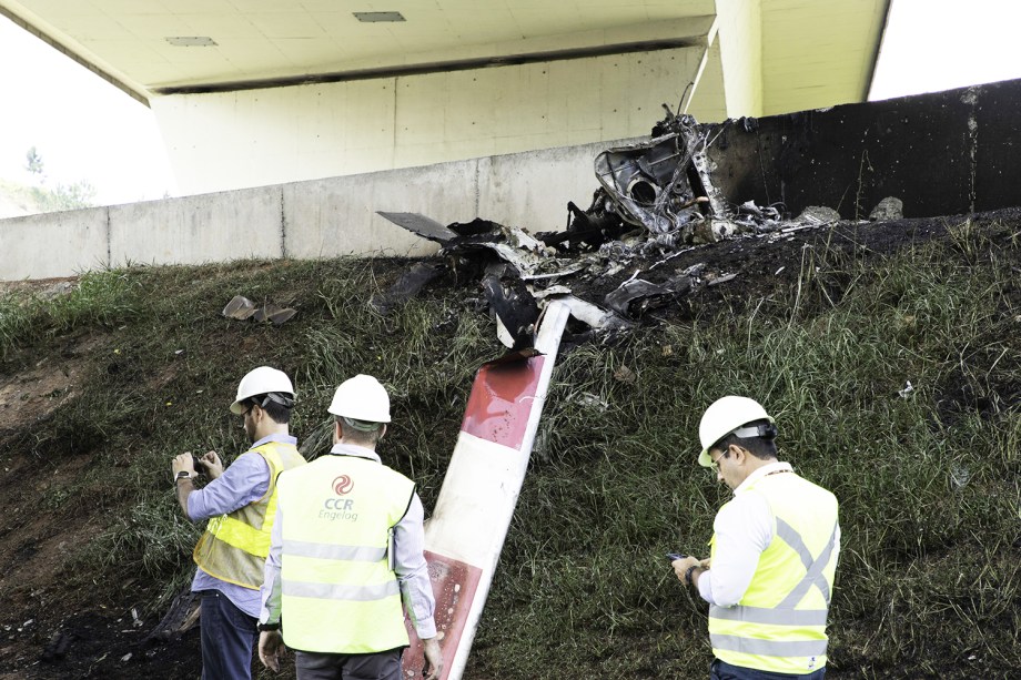Helicóptero caiu na Rodovia Anhanguera, em São Paulo, nesta segunda-feira (11). Dois tripulantes da aeronave morreram carbonizados, sendo uma das vitímas o jornalista Ricardo Boechat - 11/02/2019