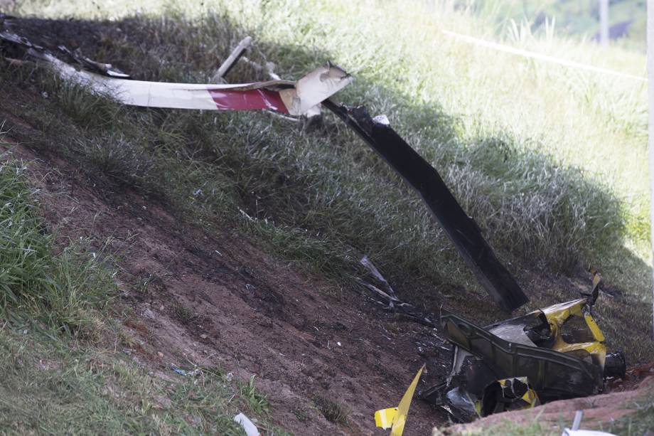 Duas pessoas morrem após um helicóptero cair em trecho do Rodoanel que dá acesso à rodovia Anhanguera, na zona oeste de São Paulo, e atingir um caminhão que estava na via, nesta segunda-feira (11). Entre as vítimas, está o jornalista da Bandeirantes, Ricardo Boechat - 11/02/2019