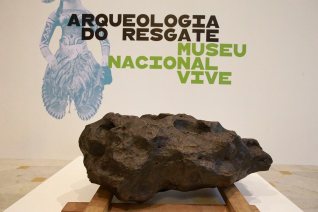 Meteorito Santa Luzia na exposição 'Museu Nacional Vive - Arqueologia do Resgate', no Centro Cultural Banco do Brasil - 25/02/2019