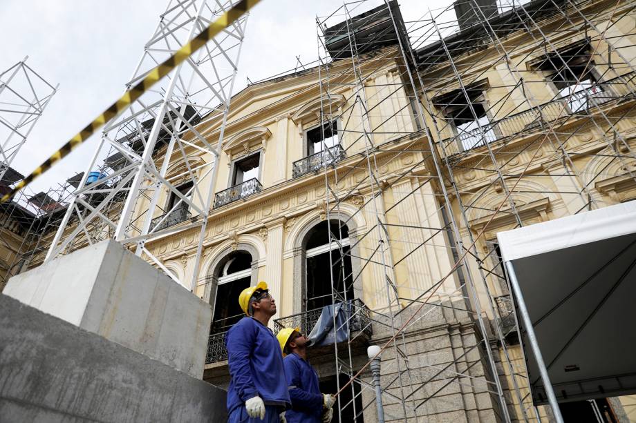 Funcionários trabalham na restauração do Museu Nacional - 12/02/2019