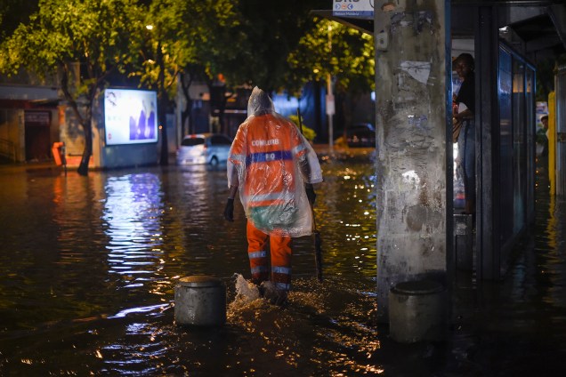 Uma funcionária da limpeza caminha pela rua Voluntários da Pátria, no bairro de Botafogo, após fortes chuvas que inundaram várias regiões do Rio de Janeiro - 06/02/2019