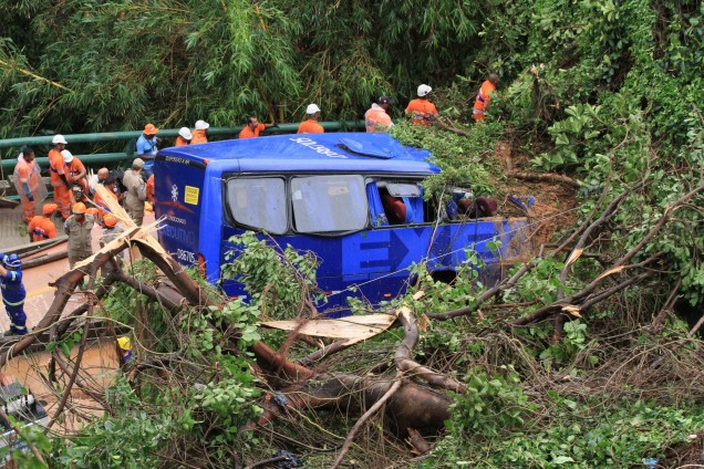 Bombeiros trabalham no resgate de desaparecidos após ônibus ser atingido por um deslizamento de terra e queda de árvores na Avenida Niemeyer, Zona Sul do Rio de Janeiro - 07/02/2019