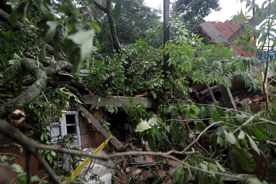 Uma casa afetada pelo deslizamento de terra após as fortes chuvas é vista em Barra de Guaratiba, no Rio de Janeiro - 07/02/2019