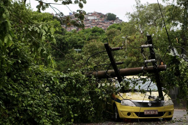 Um poste elétrico caiu em cima de um táxi no bairro da Gávea devido aos ventos de até 110km/h que foram registrados durante o temporal no Rio de Janeiro - 07/02/2019