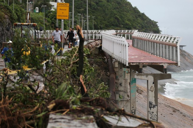 Parte da ciclovia perto da praia de São Conrado, no Rio de Janeiro, cedeu devido à força da chuva - 07/02/2019