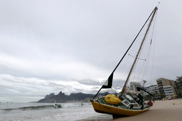Um veleiro encalhado é visto na praia do Arpoador depois das fortes chuvas no Rio de Janeiro - 07/02/2019