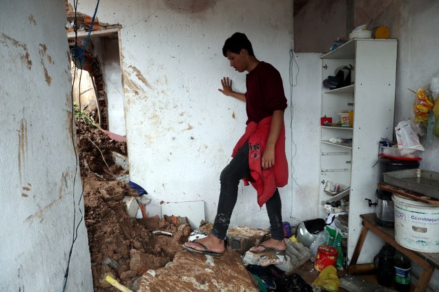 Garoto caminha dentro da casa de sua avó, atingida por deslizamento de terra em Mauá (SP) - 17/01/2019