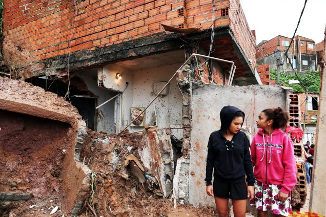 Moradores observam residências atingidas por deslizamento de terra em Mauá (SP), após forte chuva - 17/02/2019