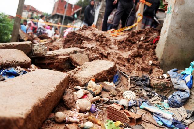 Pertences de moradores são vistos em meio à lama, após deslizamento de terra atingir residências em Mauá (SP) - 17/02/2019 Pertences de moradores são vistos em meio à lama, após deslizamento de terra atingir residências em Mauá (SP) - 17/02/2019