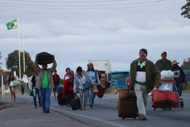 Pessoas carregam malas durante a travessia da Venezuela para o Brasil, em Pacaraima, no estado de Roraima - 22/02/2019
