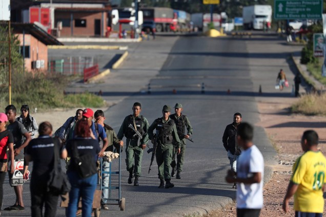 Soldados venezuelanos afastam pessoas que queriam atravessar a fronteira de Brasil e Venezuela no município de Pacaraima, em Roraima - 22/02/2019