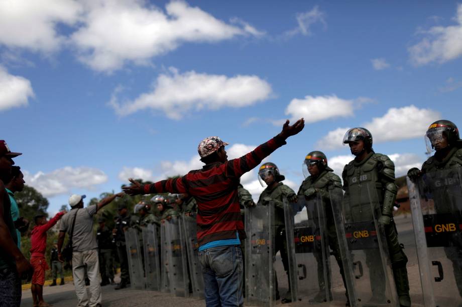 Moradores locais conversam com militares venezuelanos na fronteira com o Brasil, em Pacaraima (RR)- 22/02/2019