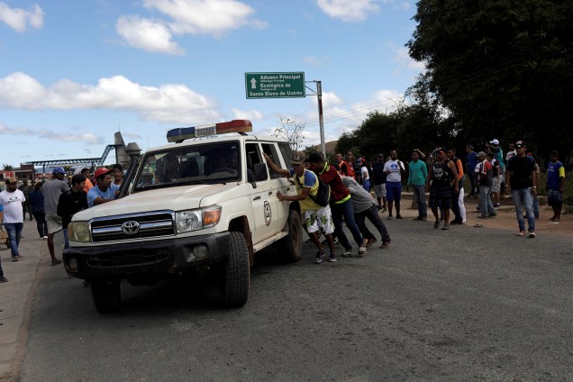 Ambulância é assistida durante confrontos na região de Pacaraima (RR), após o fechamento da fronteira que liga o Brasil e a Venezuela- 22/02/2019