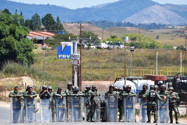 Membros da Guarda Nacional Bolivariana fazem patrulha na fronteira entre o Brasil e a Venezuela, na região de Pacaraima (RR) - 25/02/2019