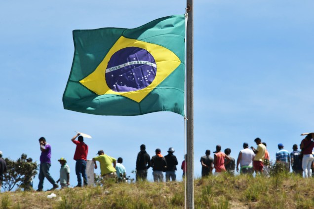 Bandeira brasileira é vista na fronteira com a Venezuela, na região de Pacaraima (RR) - 25/02/2019