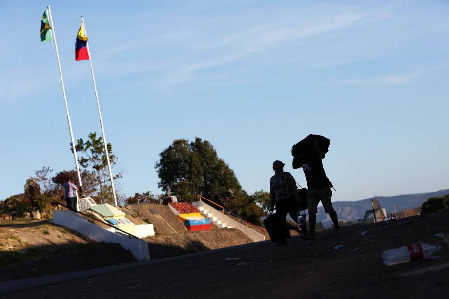 Pessoas atravessam a fronteira entre o Brasil e a Venezuela, na região de Pacaraima (RR) - 24/02/2019