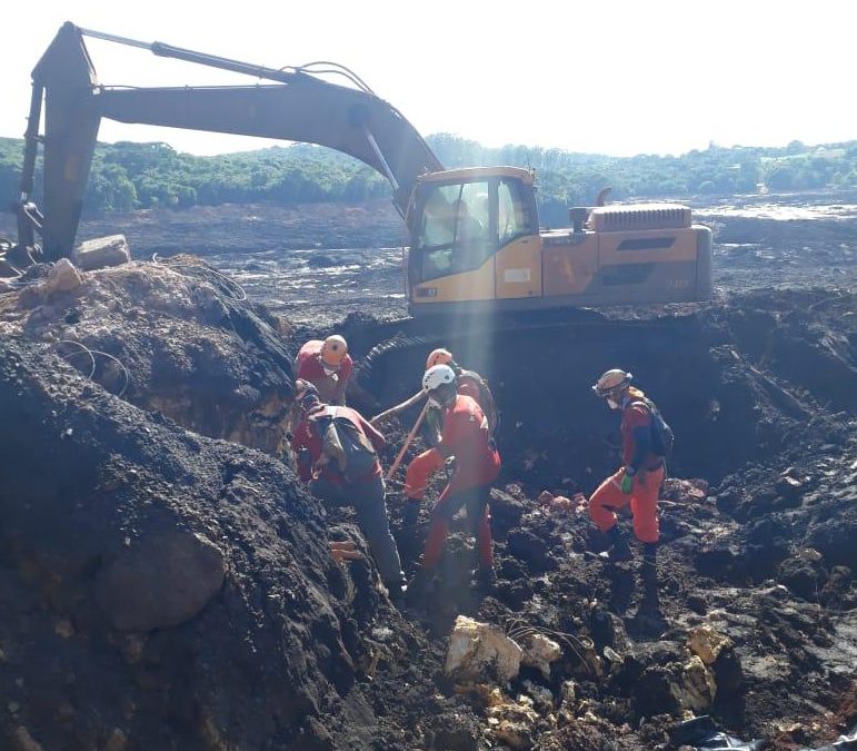 Bombeiros trabalham com a ajuda de uma escavadeira anfíbia nos destroços de Brumadinho (MG)