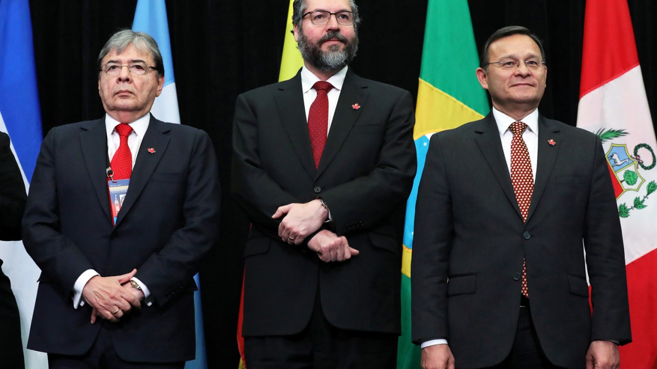 Ernesto Araújo (no centro) posa ao lado de Carlos Holmes Trujillo e Nestor Popolizio em reunião com o Grupo de Lima no Canadá - 4/2/2019