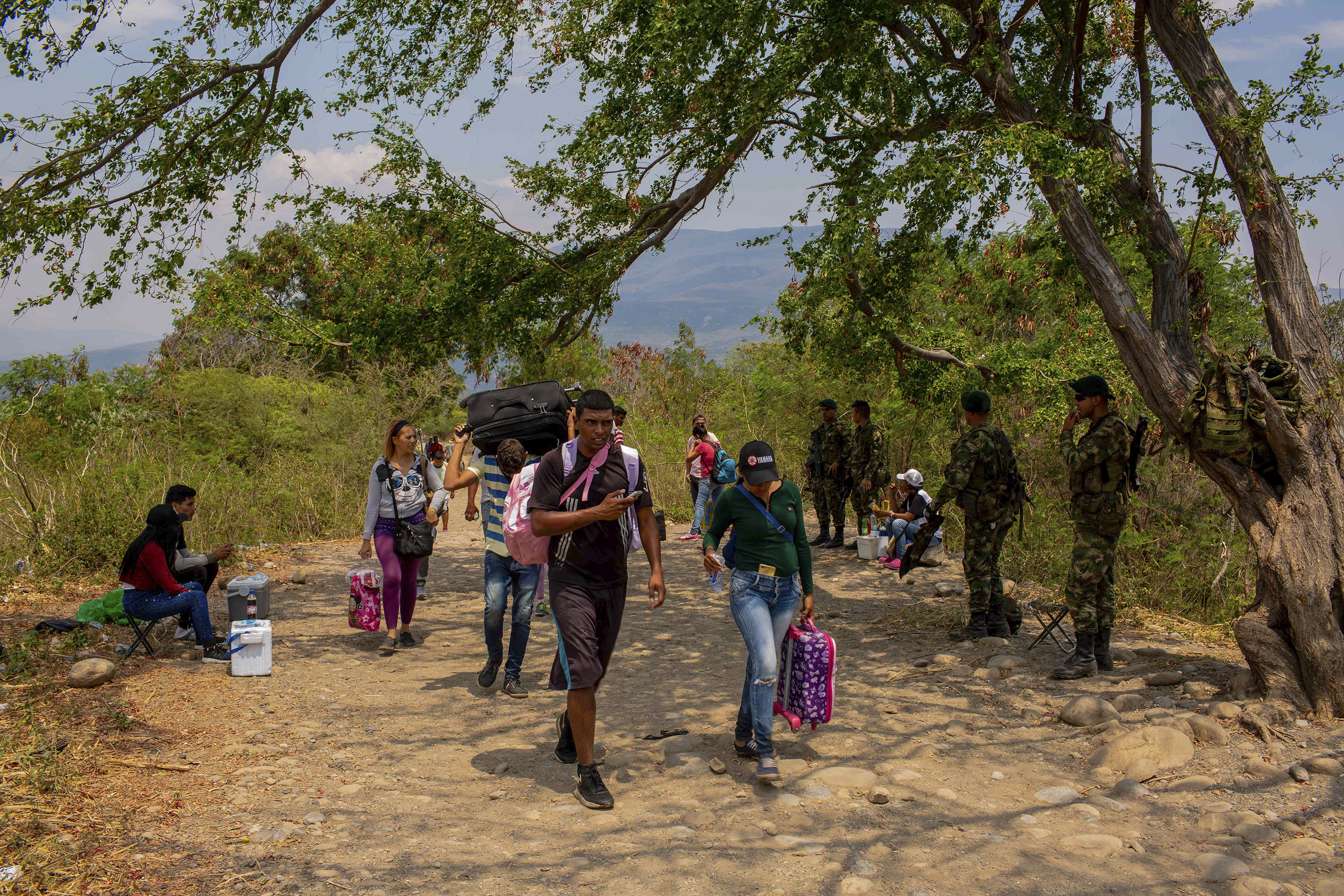 Soldados colombianos ficam de prontidão nas ‘trochas’, as passagens ilegais entre a Venezuela e a Colômbia, aguardando a deserção de militares do país vizinho – 27/02/2019