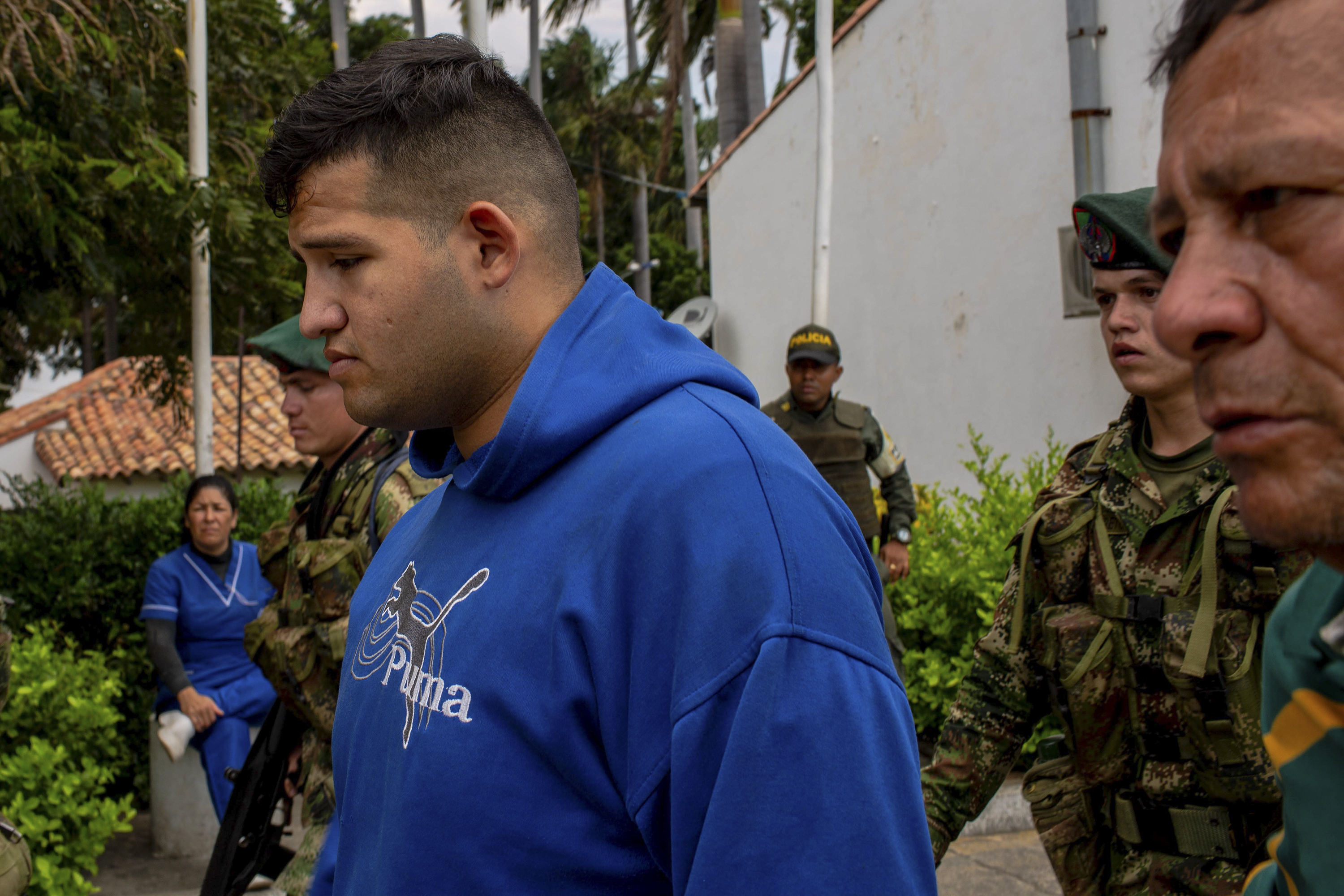 O tenente da Força Armada da Venezuela Andrés Rosales se entrega aos soldados colombianos e anuncia sua deserção – 27/02/2019