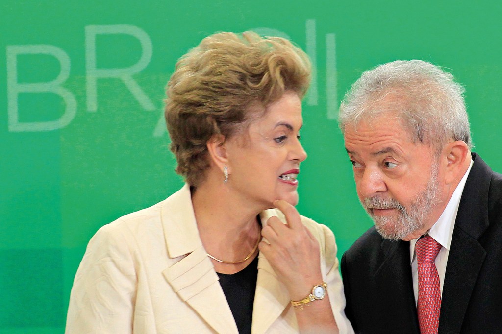 Os ex-presidentes Lula e Dilma Rousseff durante cerimônia de posse do petista como ministro da Casa Civil, em 2016: nomeação relâmpago foi barrada pelo STF