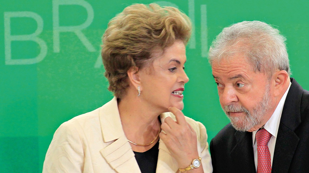 Os ex-presidentes Lula e Dilma Rousseff durante cerimônia de posse do petista como ministro da Casa Civil, em 2016: nomeação relâmpago foi barrada pelo STF