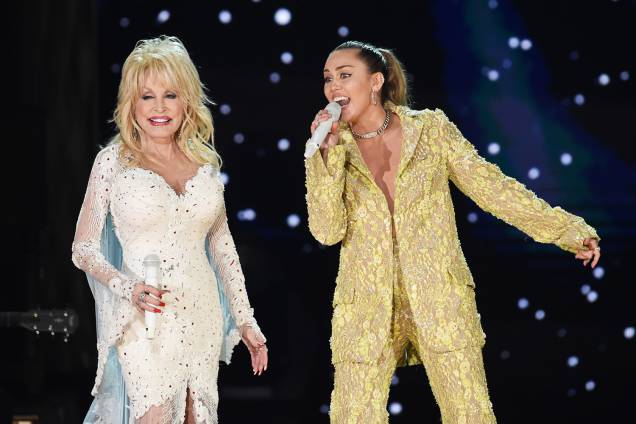 Dolly Parton e Miley Cyrus se  apresentam durante cerimônia de premiação do Grammy, em Los Angeles - 10/02/2019