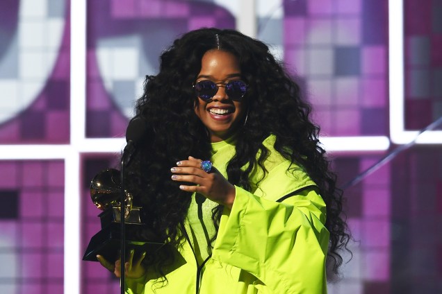 A cantora H.E.R vence na categoria de 'Melhor disco de R&B', durante cerimônia de premiação do Grammy, em Los Angeles - 10/02/2019