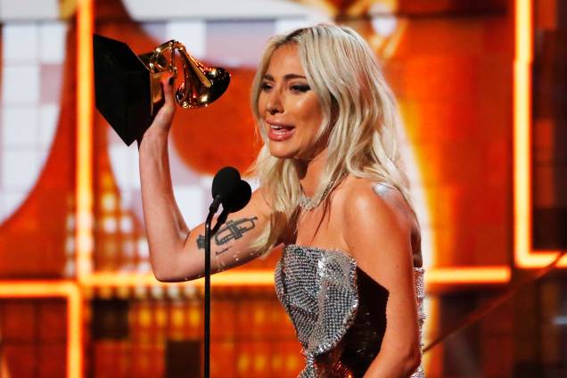 A cantora Lady Gaga vence na categoria de 'Melhor performance pop de duo ou grupo', durante cerimônia de premiação do Grammy, em Los Angeles - 10/02/2019
