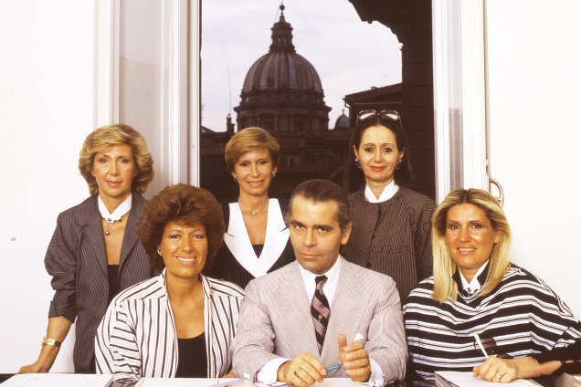 Diretor criativo Karl Lagerfeld com as cinco irmãs Fendi Carla, Alda, Franca, Anna e Paola - 18/04/1983