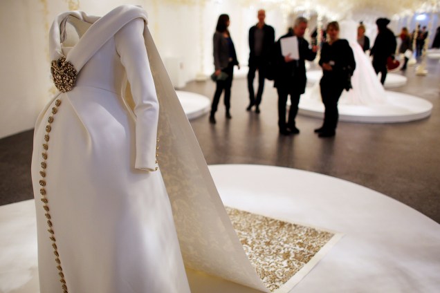 Design de vestido de noiva para gestante feito por Karl Lagerfeld em exposição no Bundeskunsthalle em Bonn, Alemanha - 25/03/2015