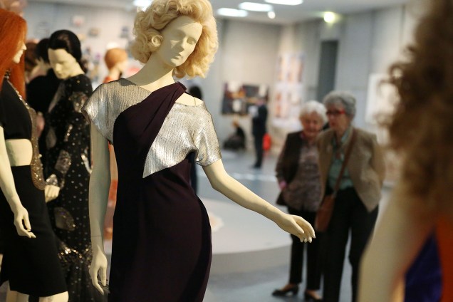 Design de vestidos para a marca Chloe feitos por Karl Lagerfeld em exposição no Bundeskunsthalle em Bonn, Alemanha - 25/03/2015