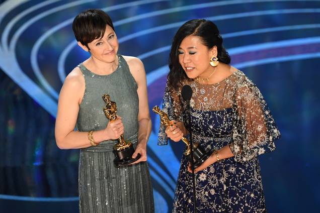 A ilustradora Domee Shi (esq) e a produtora Becky Neiman-Cobb (dir) recebem o Oscar de melhor curta de animação por 'Bao', durante cerimônia de premiação realizada em Los Angeles - 24/02/2019